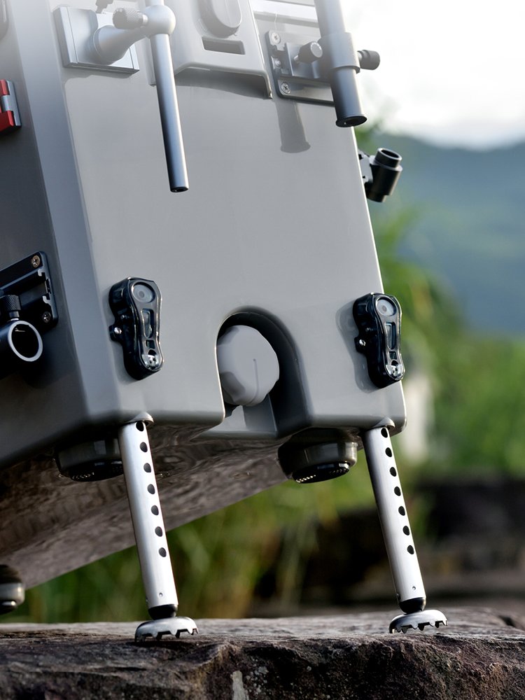 A NEW 2024 29L FISHING BOX WITH A MULTI-PURPOSE FISHING TANK FULL OF ALUMINIUM ALLOYS